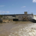 Problema em comporta da usina hidrelétrica de Rochedo expõe grave problema relacionado ao assoreamento do lago.